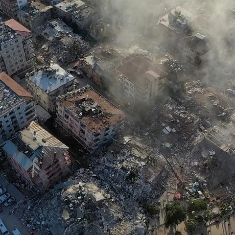 dpatopbilder - Eine Luftaufnahme zeigt die Zerstörung in Antakya.