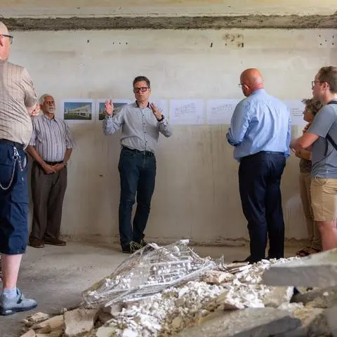 Projektleiter Raimund Schreckenberger erläutert den Mitgliedern der CDU-Kreistagsfraktion im Rahmen ihrer "Schwarzlicht-Tour" das Konzept hinter dem Neubau des Hospizes in Groß-Gerau.