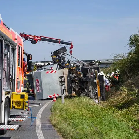 Auf der A60 am Mainspitz-Dreieck ist ein Lkw umgekippt. Der Fahrer wurde eingeklemmt und schwer verletzt. 