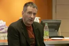 Immel zu Geldstrafe verurteilt ARCHIV - Der ehemalige Fußballprofi Eike Immel sitzt auf dem Flughafen in Frankfurt am Main in einem Cafe (Archivfoto vom 08.01.2008). Der Ex-Nationaltorhüter ist wegen Betrugs zu einer Geldstrafe von 5200 Euro verurteilt worden. Laut Urteil hatte er sich im Juni 2004 von einem langjährigen Bekannten aus seinem Heimatort 15000 Euro geliehen und dem Rentner dabei versprochen, ihm innerhalb eines Monats 30.000 Euro zurückzahlen. Der Mann erhielt aber keinen Cent. Foto: Jörg Carstensen dpa/lhe (zu lhe 7217 vom 03.06.2008) +++(c) dpa - Bildfunk+++ Referenz: fra011