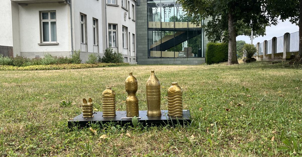 Flaschen-Familie im Opelvillen-Park Rüsselsheim: Ist es Kunst oder kann es ...