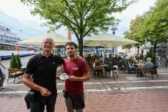 Das Mini-Café auf dem Luisenplatz hat neuerdings auch sonntags auf und lockt abends mit stimmungsvollen Tischleuchten. Hier Lorenzo Gamba (links) und Alaa Al Ali.
