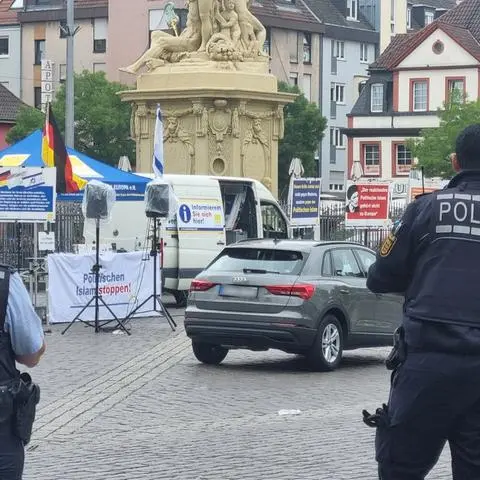 Einsatzkräfte der Polizei sind bei einem Vorfall auf dem Mannheimer Marktplatz im Einsatz. +++ dpa-Bildfunk +++