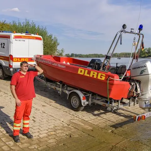 Ried *Wasserretter auf dem Trockenen?* Dass der Pegel sinkt, hat auch Auswirkungen auf die Arbeit der Wasserretter. An vielen Stellen können sie ihre großen Boote nicht mehr zu Wasser lassen. Wie gehen sie bei Alarmierungen mit dieser Situation um? Welche Alternativen stehen ihnen zur Verfügung? Wasserrettung der DLRG mit mit Boot "Trebur" und Jens Förster, dem neuen  Kreisverbandsleiter an der Nato-Rampe in Geinsheim/Kornsand. Foto: Robert Heiler