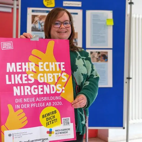 Alissa Ott, Schulsozialarbeiterin und Organisatorin des Infotages, macht sich für die Ausbildung in Pflegeberufen stark.