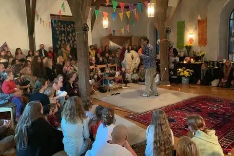 Zum ersten „Tag der Toten“ im Jahr 2023 kommen um die 250 Menschen an den Waldhof.