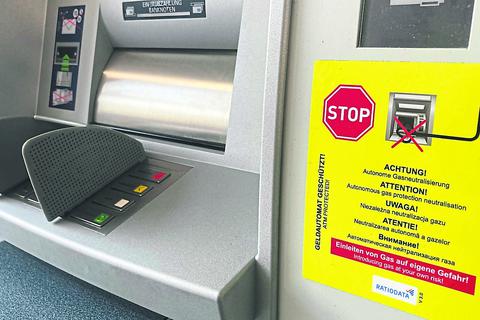 Bevor der Kriminelle sprengt, verpufft der Geldautomat das eingeleitete Gas. Foto: Jens Etzelsberger