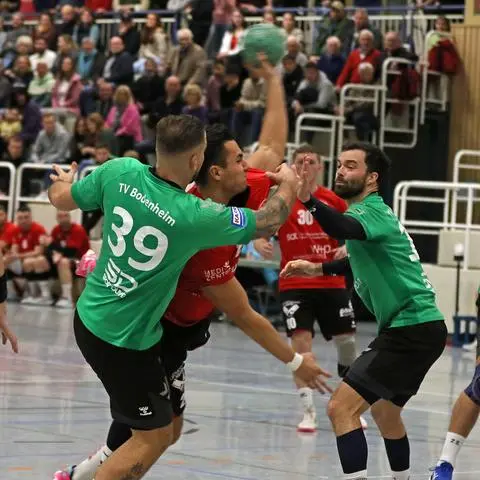 Handball, Rheinhessenliga; TG Osthofen (rot-schwarz) – TV Bodenheim (grün-schwarz). Max Emde (rot-schwarz), Gerrit Wamser (39), Gerrit Schulte (r).
Foto: Christine Dirigo/ pakalski-press