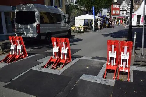 Mit Sperren sichern manche Kommunen ihre Feste und Veranstaltungen, so wie hier in Wetzlar. Doch das kostet Geld – Anschaffungskosten, die sich Kommunen im Untertaunus eventuell teilen wollen.