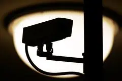 ARCHIV - ILLUSTRATION - Eine Video-Überwachungskamera zeichnet sich am 03.03.2008 vor einer Lampe in einem S- und U-Bahnhof in Berlin als dunkle Silhouette ab. (zu dpa «Schulen in Hessen nutzen Videoüberwachung gegen Vandalismus» vom 20.05.2017) Foto: Arno Burgi/dpa +++(c) dpa - Bildfunk+++ urn:newsml:dpa.com:20090101:170519-99-516719