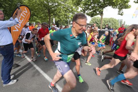 Los geht‘s: Oberbürgermeister Patrick Burghardt schickte rund 100 Hessentagsläuferinnen und -läufer am frühen Sonntagmorgen im Stadion auf die beiden Strecken...  Foto: 