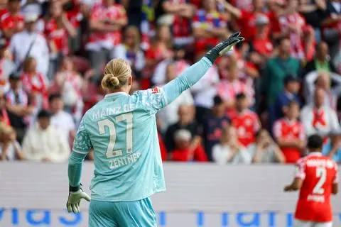 Bei Torwart Robin Zentner zwickt vor dem Mainz-05-Heimspiel gegen RB Leipzig der Rücken.
