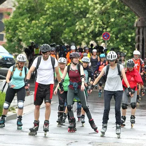 Der Regen kann die gute Laune der Skater nicht vermiesen. 