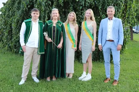 Bei einem Meet-and-Greet warten Kirschenkönigin Diana Schäfer und ihr Prinz Marcello-Pio Villani, die beiden ehemaligen Kirschenköniginnen Hannah Becker und Yessica Heuser sowie Bürgermeister Peter Kremer vergeblich auf Teilnehmerinnen. Noch gibt es keine Bewerberinnen für die Wahl der Kirschenkönigin am 4. Juli.