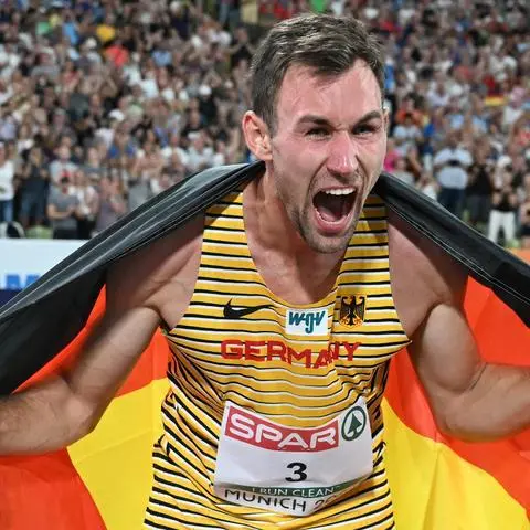 
        Niklas Kaul nach dem Gewinn des EM-Titels im Zehnkampf im Olympiastadion in München. Foto: dpa
      
Beilage: Sport macht fit - unsere Leseprojekte auch!