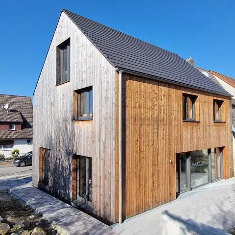 In diesem modernen Holzhaus am Stadtrand von Ober-Ramstadt lebt eine junge Familie – immer öfter greifen Bauherren im privaten wie im öffentlichen Sektor zum Baustoff Holz.