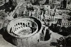 Archiv-Foto der Brandnacht und der Zerstörung in Darmstadt am 11.09.1944, die Altstadt wurde komplett zerstört, Fotos aus den Trümmern.  Repros zum 80. Jahrestag der Tragödie.
Repro: Guido Schiek / VRM Bild