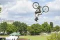 Die "Dirt Bomber" feierten mit einer Jubiläumsedition des "Hero of Dirts"-Festivals 20 Jahre Bikesport in Gernsheim. Am Samstagnachmittag lockten spektakuläre Sprünge auf die Anlage.