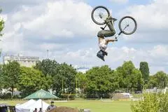 Die "Dirt Bomber" feierten mit einer Jubiläumsedition des "Hero of Dirts"-Festivals 20 Jahre Bikesport in Gernsheim. Am Samstagnachmittag lockten spektakuläre Sprünge auf die Anlage.