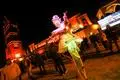 Fotogalerie: So lief das Fest-Wochenende auf der Mathildenhöhe  Darmstadt Erstes Wochenende der neuen Schau, dazu Besichtigungstermine in einigen der sanierten Prachtbauten. Ein Bilderbogen mit Eindrücken von der Mathildenhöhe.  Blickfang sind fantasievolle Stelzenläufer an beiden Abenden.