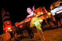 Fotogalerie: So lief das Fest-Wochenende auf der Mathildenhöhe  Darmstadt Erstes Wochenende der neuen Schau, dazu Besichtigungstermine in einigen der sanierten Prachtbauten. Ein Bilderbogen mit Eindrücken von der Mathildenhöhe.  Blickfang sind fantasievolle Stelzenläufer an beiden Abenden.