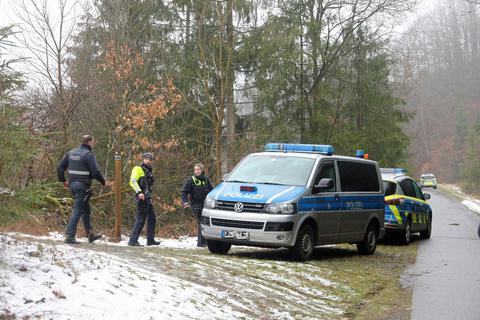 Die Polizei hat in einem Waldstück bei Freudenberg die Leiche einer weiblichen Person gefunden.