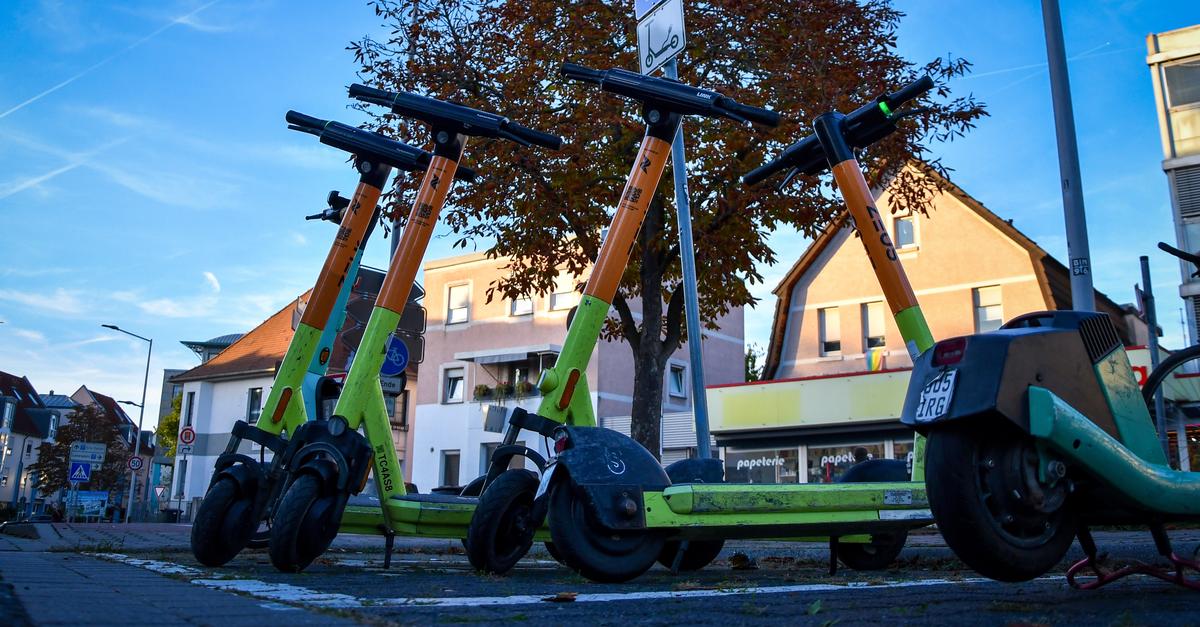 Trotz Abstellzonen in Rüsselsheim: Weiter viele wild abgestellte E-Scooter