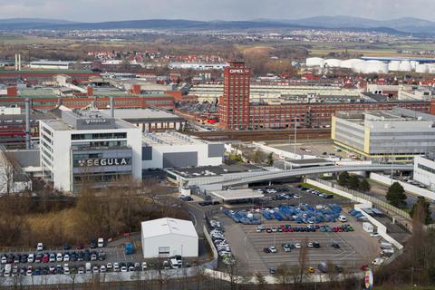 Die nach Ansicht eines Experten der Industrie- und Handelskammer„hervorragende verkehrliche Anbindung an Autobahn und Schiene“ (das Foto zeigt das Opel- und Segula-Gelände in Rüsselsheim) ist ein Pfund, mit dem der Kreis Groß-Gerau in Sachen Unternehmensansiedlung wuchern kann.