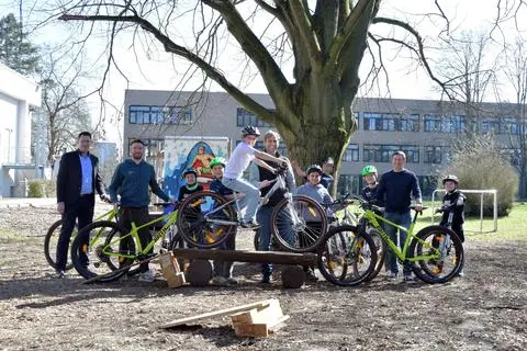 Die treibenden Kräfte hinter der Zertifizierung des Heppenheimer Starkenburg Gymnasiums als Bikeschool sind Fachbereichsleiter Christian Behrens (von links), Lehrer Florian Mayer, Radhändler Matthias Schwabe (Bike Innovations), Lehrer Jens Nickels und die Schüler der Mountain-Bike AG.