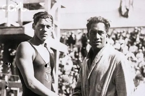 Handschlag: Die Olympia-Schwimmer Johann Peter Weißmuller (links) aus den USA und Duke Kahanamoku aus dem damaligen Königreich Hawaii.