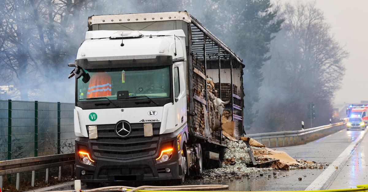 Laster brennt auf A3 bei Raunheim