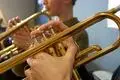 Zwei Jungen spielen im Unterricht an einer Musikschule Trompete. Oft sind Musiklehrer als Honorarkräfte beschäftigt. Ein Urteil des Bundessozialgerichts könnte für sie und ihre Schüler Folgen haben.Foto: dpa