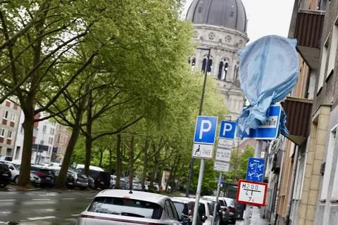 Tempo 30 ist hier erstmal gestrichen, die Schilder sind eigentlich verhüllt.