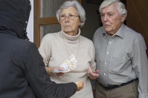 Höchste Gefahr: Skrupellose Verbrecher versuchen, bei Senioren abzukassieren. Foto: Lettas/Fotolia  Foto: Lettas/Fotolia