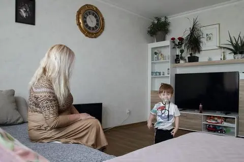 Mutter und Sohn fühlen sich in ihrer Zwei-Zimmer-Wohnung pudelwohl – die wurde ihnen über die Initiative „Housing First“ vermittelt.