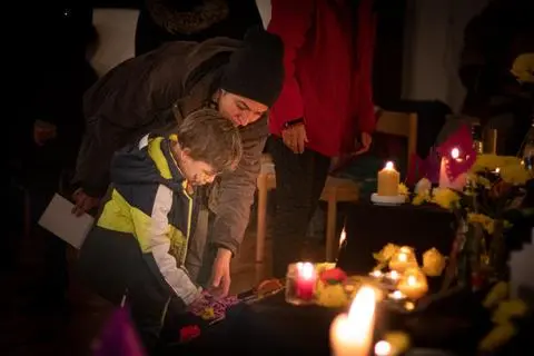 Zum Tag der „Tag der Toten“ – „Dia de los Muertos“ – können Besucher Kerzen, Blumen und Fotos mitbringen. 