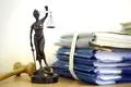 ARCHIV - ILLUSTRATION - Eine modellhafte Nachbildung der Justitia steht am 15.07.2014 im Raum eines Richters des Landgerichts Duisburg (Nordrhein-Westfalen) neben einem Holzhammer und einem Aktenstapel. Im Landgericht Bochum sollen Richter nun das Urteil gegen zwei Männer sprechen, die einen Autoverkäufer umgebracht haben sollen. Die Staatsanwaltschaft hatte für sie lebenslange Haft beantragt. (zu dpa vom 09.01.2018) Foto: Volker Hartmann/dpa +++(c) dpa - Bildfunk+++ urn:newsml:dpa.com:20090101:180108-99-553083