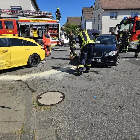 Beim Überholen sind in Waldgirmes zwei Autos zusammengeprallt. Zwei Menschen wurden leicht verletzt. Für die Aufräumarbeiten war die Ortsdurchfahrt gesperrt.