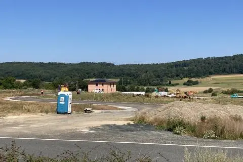 Das Neubaugebiet „Eichenhardtsboden“ in Erda ist im Werden. Jetzt startet dort auch der Bau eines Kreisverkehrs. 