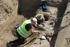 Ein winziger Ausschnitt: Im Industriegebiet Ost erforschen Archäologen die größte bislang bekannte Eisenzeit-Siedlung in Rheinhessen.Foto: Axel Schmitz/pakalski-press