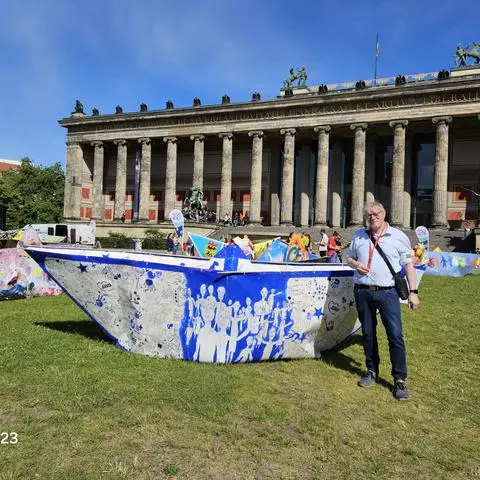
        Der Kreisvorsitzende der AWO Worms, Hans Herbert Rolvien, vor einem der handbemalten Boote in Berlin. Foto: AWO Worms
      