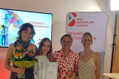 von l.n.r.: Die Hebammen Lisa Friedrich, Zoe Weinmann, Susanne Quernheim (1. Vorstzende des Vereins), Carolin Peter (2.Vorsitzende des Vereins) des Geburtshauses.  