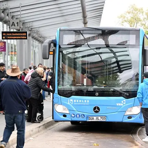 In Worms streiken mal wieder die Busfahrer, dennoch fahren manche Busse.Foto: Ben Pakalski/pakalski-press