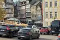 Auf dem Domplatz geparkt werden darf bereits seit Anfang des Jahres, die kostenlose erste Parkstunde auf den altstadtnahen Parkplätzen gilt seit etwas über drei Monaten. Die Bilanz der Händler zu diesen beiden Maßnahmen der Stadt fällt durchwachsen aus.