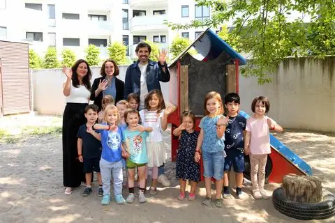 Ein Projekt zur Sprachförderung hat Yasemin Yerlikaya (hinten, v.l.n.r.), Jana Schmöller, Sven Teuber in der Kita Emausweg in Mainz zusammengebracht.