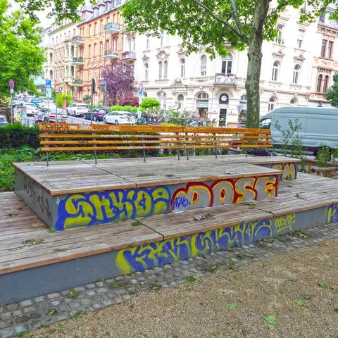 wiloka - SEDANPLATZ GRAFFITI - 30.05.25, 
Kaum neu gestalttet, sieht es schon wieder verschandelt aus,

- Foto: René Vigneron