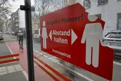 Abstandsregeln an der Bushaltestelle  