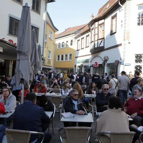 Der Alzeyer Roß- und Fischmarkt sind beliebte Treffpunkte für diejenigen, die im Sommer ihren Cappuccino oder ihren Wein im Freien genießen möchten. Damit die Wirte aufgrund steigender Kosten entlastet werden, senkt die Stadt die Gebühren für die Außengastronomie. (Archiv+)