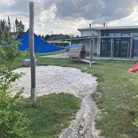 Ab 1. August ändert sich das Betreuungsangebot in den drei gemeindlichen Kitas in Hohenahr – hier das Außengelände der Kita in Altenkirchen. Die Änderungen und die Vorgehensweise stoßen aber auf Kritik. 