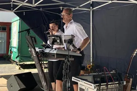 Sorgen am Sonntag für musikalische Unterhaltung auf dem Kornmarkt: das Sinner Duo "Sabine und Michael".